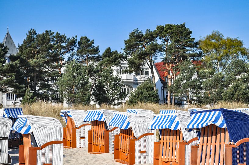 weiß-blau-braune Strandkörbe in Binz, Rügen von GH Foto & Artdesign