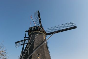 Mooie Hollandse windmolen met een heldere blauwe lucht