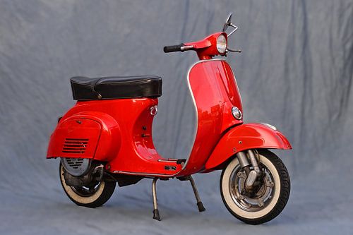 Italian lifestyle – red cult scooter in the studio by Ingo Laue