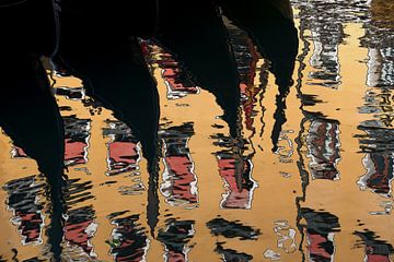 Venetiaanse gondels weerspiegeld in het water van Andreas Müller