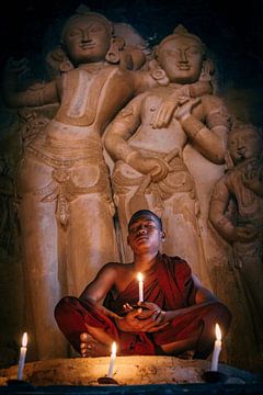Junger Mönch in den Tempeln von Bagan von Roland Brack