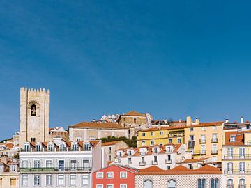 Lissabon | Kleurrijke Gebouwen | Oude Stad Portugal van Youri Claessens