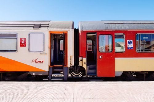 Marokkaanse trein (treincoupés) in Taourirt in Marokko onderweg van Nador naar Fez