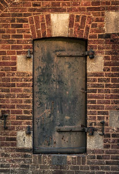 Oud kozijn in nederlands historisch gebouw van Michel Knikker