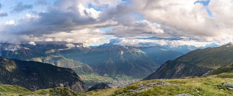 Uitzicht op bergen in Zwitserland van Martijn Joosse