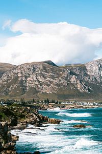 Uitzicht op de baai van Hermanus, Zuid-Afrika van Suzanne Spijkers