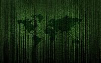 Code matriciel sur un écran avec la terre en arrière-plan