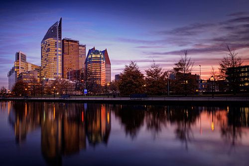 avond valt over Den Haag 