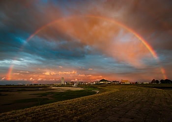 De regenboog over Terneuzen heen