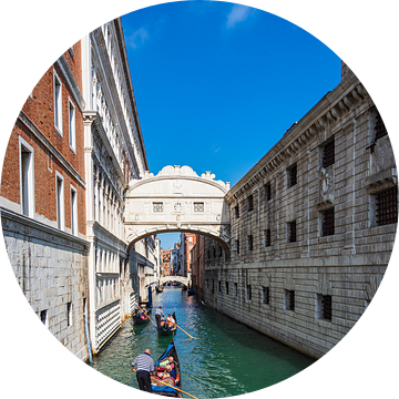 Gezicht op de Brug der Zuchten in Venetië, Italië. van Rico Ködder