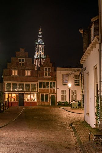 Nachtaufnahme des Turms unserer lieben Frau (langer Jan) in Amersfoort