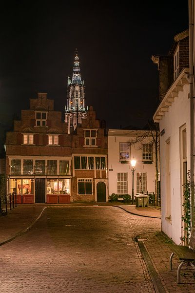 Nachtaufnahme des Turms unserer lieben Frau (langer Jan) in Amersfoort von Erik van 't Hof