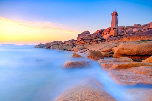 Vuurtoren van Ploumanac'h aan de roze granietkust in Bretagne