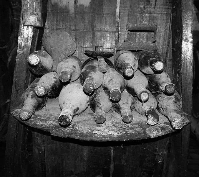 Bodega wijnrek oude flessen by Marcel Schouten
