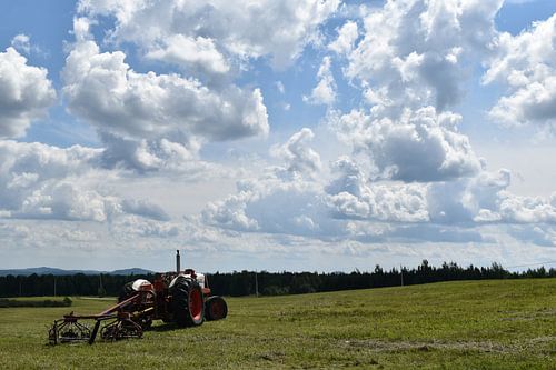 Een tractor in een veld tijdens de oogst