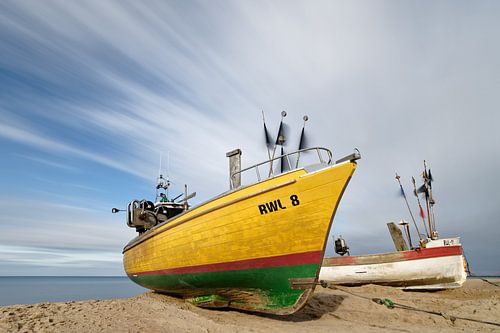 Vissersboten op het strand van de Oostzee