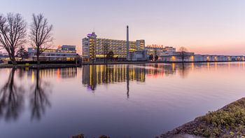 Weerspiegeling bij de Van Nelle fabriek in Rotterdam