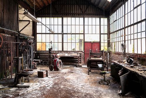 Milieu de travail abandonné en décomposition.