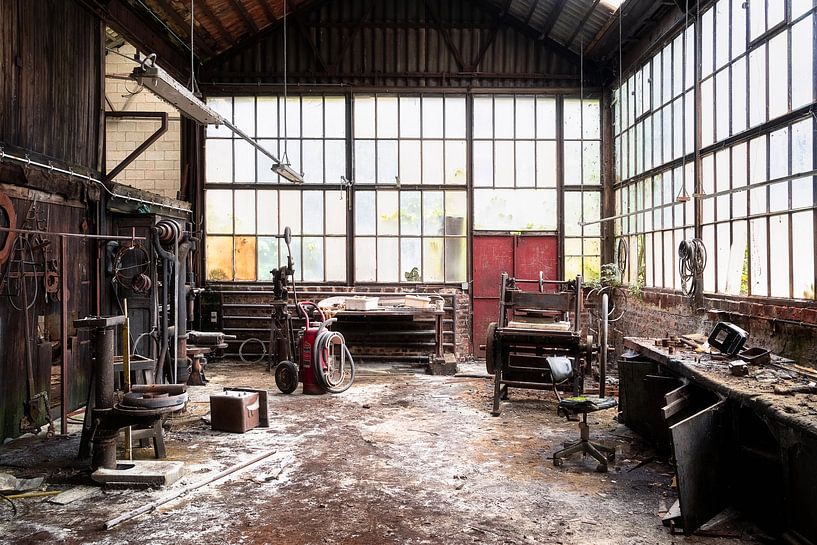 Milieu de travail abandonné en décomposition. par Roman Robroek - Photos de bâtiments abandonnés