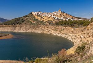 Die Stadt Iznajar in Andalusien, Spanien