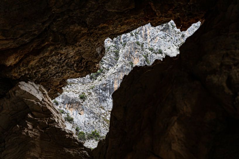 Doorkijkje in Picos de Europa, Spanje van Simone Diederich