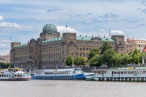 PRAG, TSCHECHIEN - 29. MAI 2024: Das Handelsministerium in Prag, Tschechische Republik, von der Moldau aus gesehen.