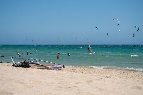 surfers en kiters in de zee bij Tarifa, Spanje.