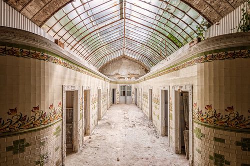 Verlaten gebouw met unieke architectuur - verlaten kuuroord
