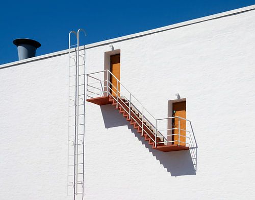 Twee deuren en een trap