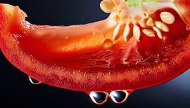 Gedetailleerde close-up van een plakje verse rode hete peper