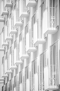 Zwart-wit architectuur van Ibiza met minimalistische balkons en strakke lijnen