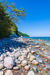 Steine an der Ostseeküste auf der Insel Rügen