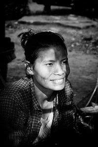 Lächeln von einer Frau aus Myanmar. von Ton Bijvank
