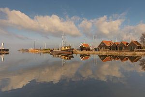 Der Hafen von Hindeloopen spiegelt sich im Wasser