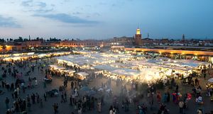 Panorama Djeema-el-fna markt Marrakech Marokko van Keesnan Dogger Fotografie