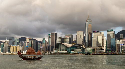 Donkere wolken in Hong Kong.