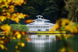 Maison de thé au bord de l'eau dans le parc du palais d'Apeldoorn