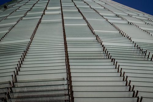 gebouw in Barcelona met kantelramen