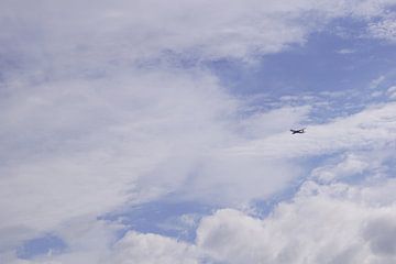 Vliegtuig in de bewolkte lucht van Babetts Bildergalerie