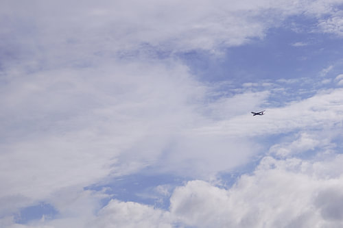 Vliegtuig in de bewolkte lucht