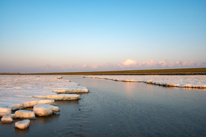 Arktisches Eis und Meereslandschaft auf den Sandflächen des Wattenmeeres von Sjoerd van der Wal Fotografie