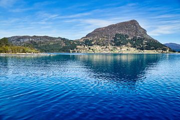 Fjord in Noorwegen met blauwe lucht van Martin Köbsch