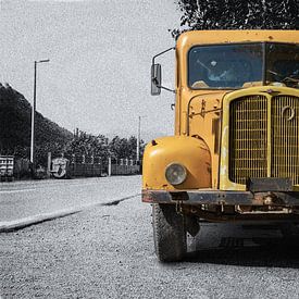 Oude vrachtwagen op zwartwitte achtergrond van Rene van Heerdt