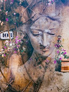 The statue with the romantic touch