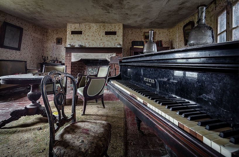 Piano vleugel in verlaten huis van Inge van den Brande