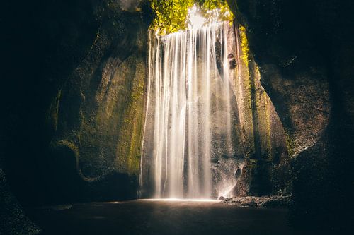 brede waterval in een kloof of grot