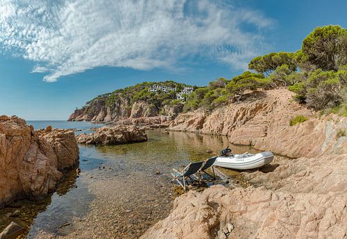 Cala d’Aqua Xelida, ligstoelen in ondiep water, Palafrugell