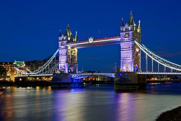 Night photography Tower Bridge in London by Anton de Zeeuw