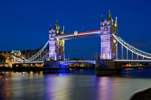 Nachtfoto Tower Bridge te Londen van Anton de Zeeuw