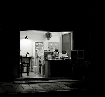 Bangkok in de nacht in zwart-wit van Bart van Lier